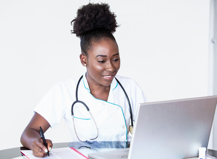 Black woman studing with laptop